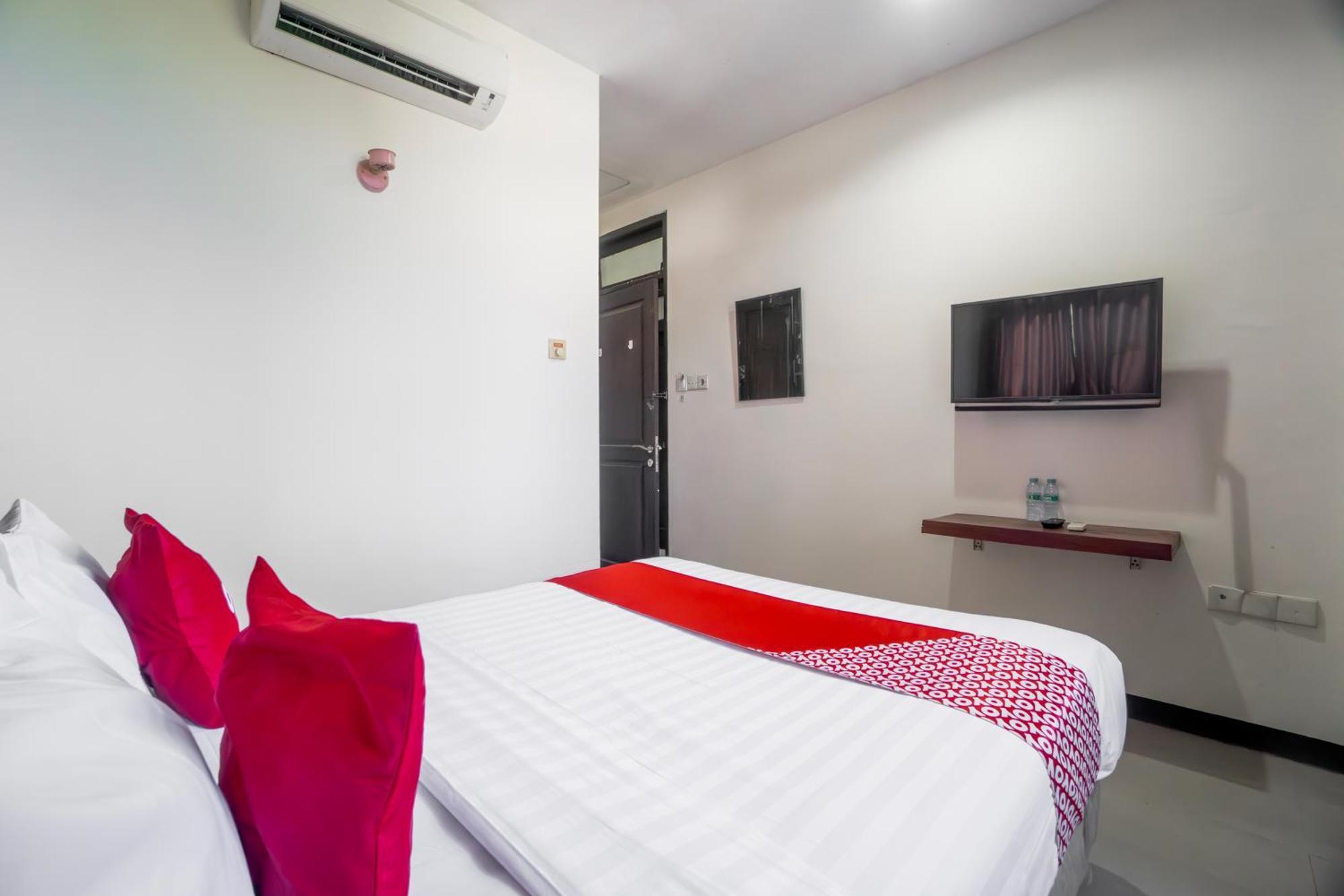 OYO 491 Uno Hotel Surabaya Exterior foto