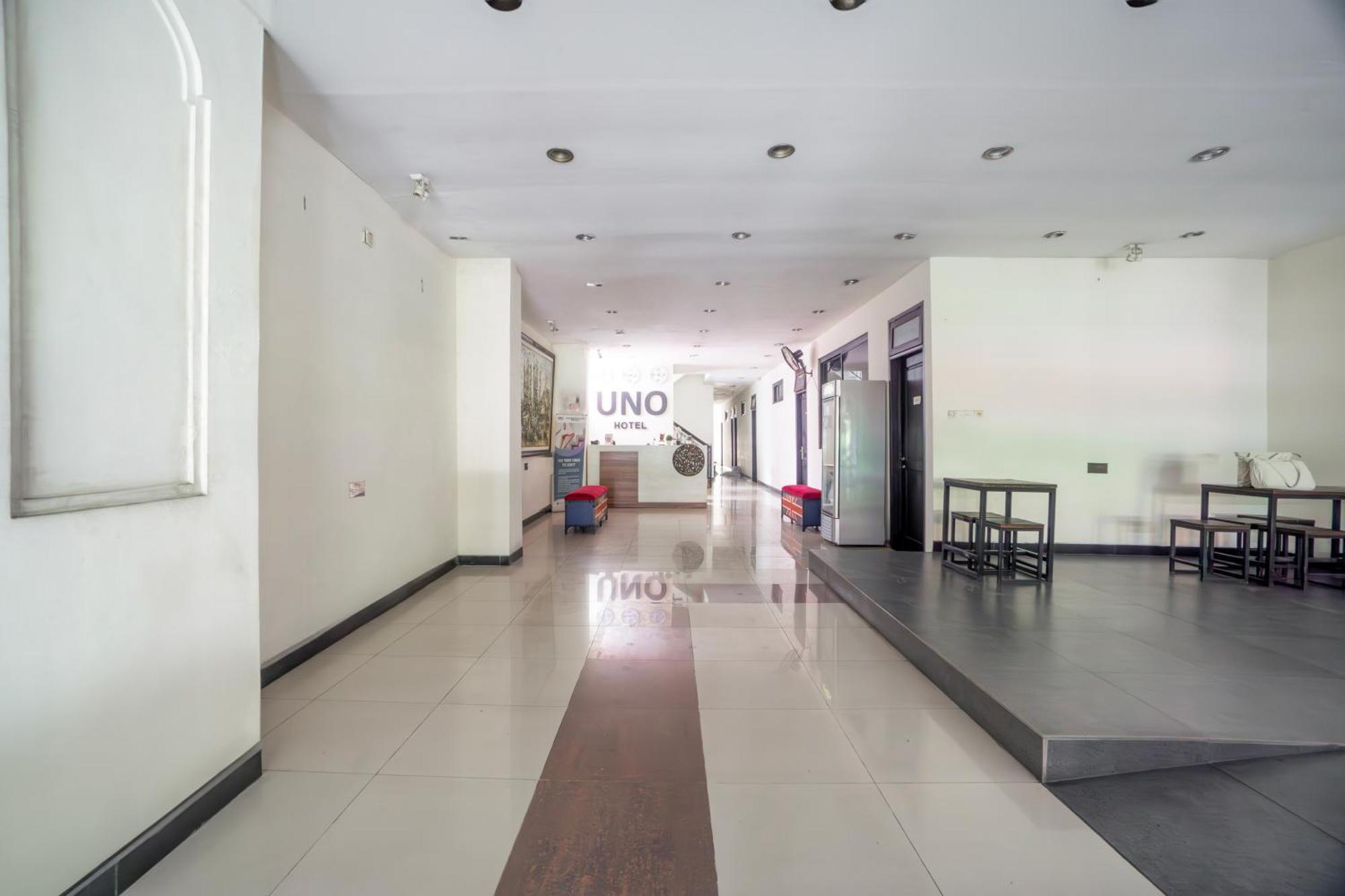 OYO 491 Uno Hotel Surabaya Exterior foto