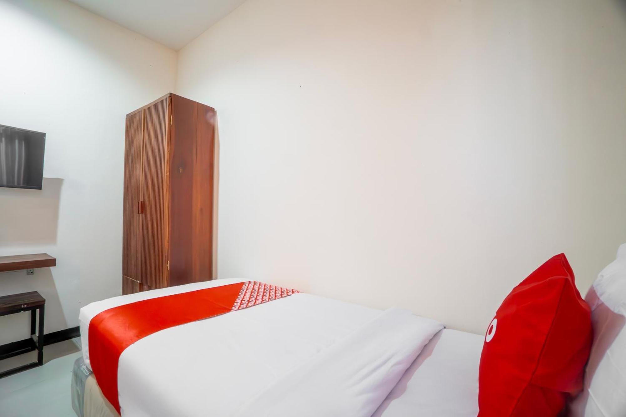 OYO 491 Uno Hotel Surabaya Exterior foto