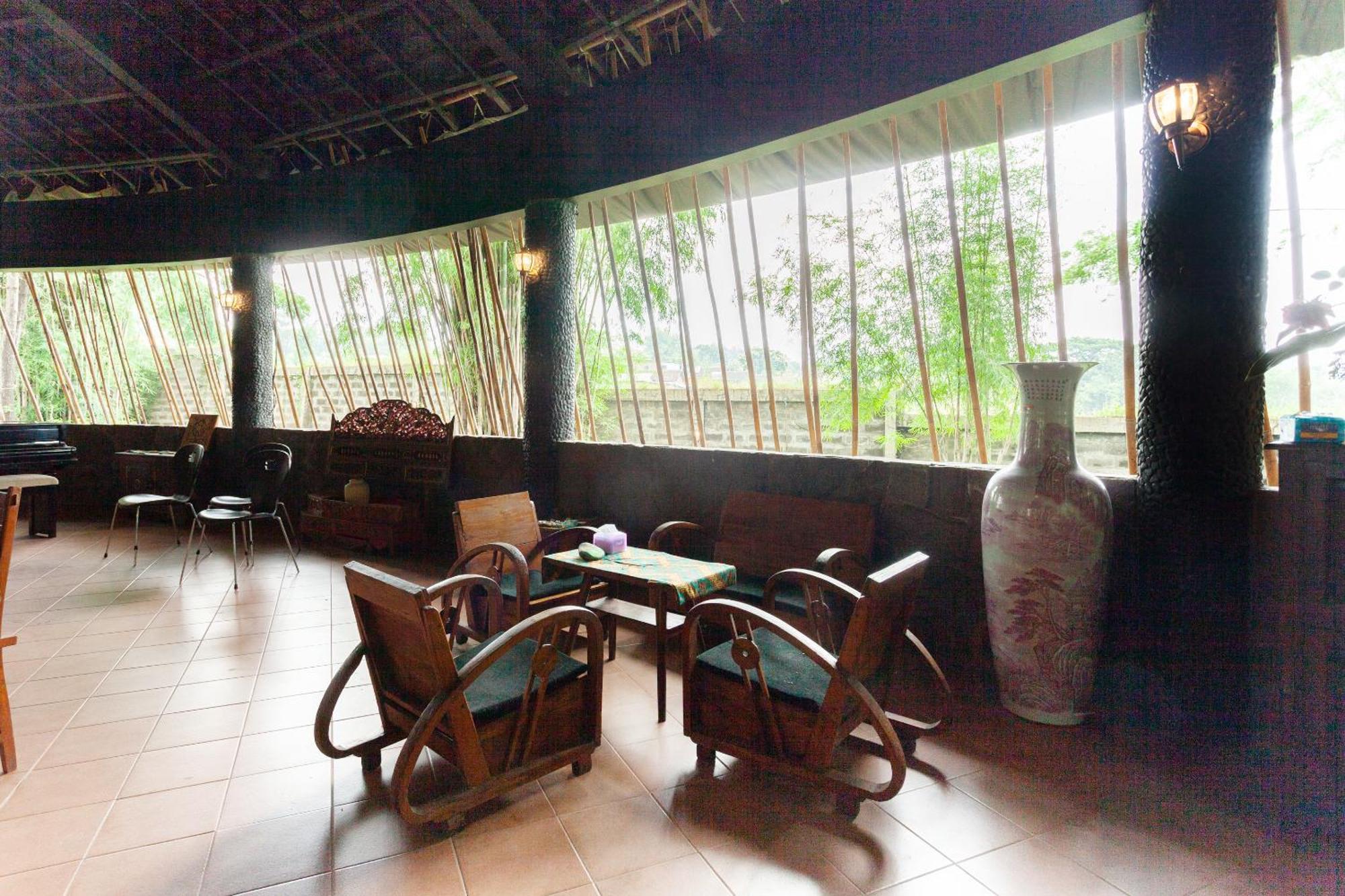 OYO 491 Uno Hotel Surabaya Exterior foto