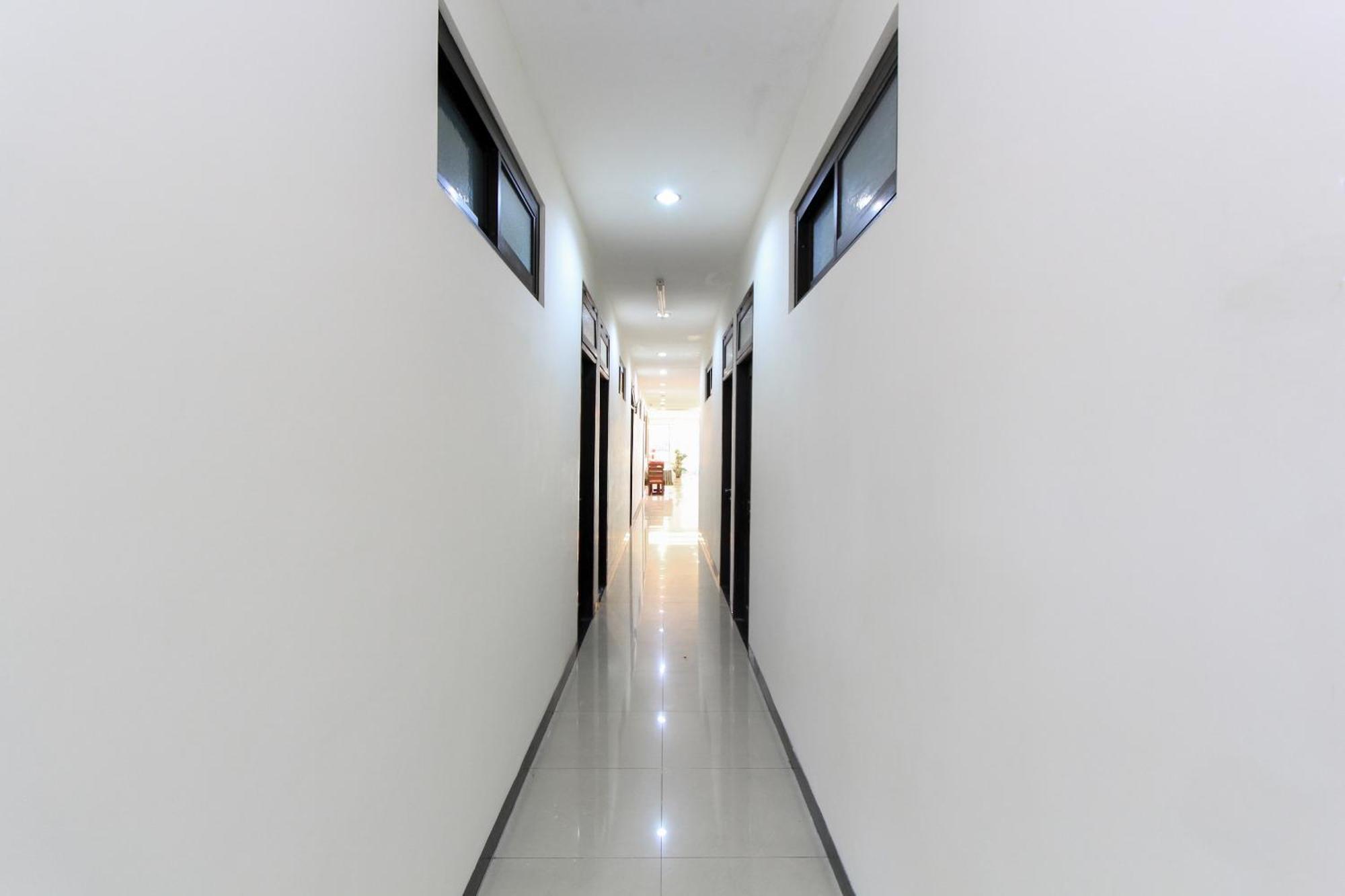 OYO 491 Uno Hotel Surabaya Exterior foto