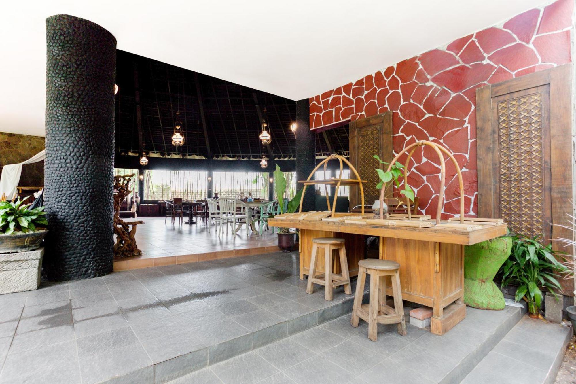 OYO 491 Uno Hotel Surabaya Exterior foto