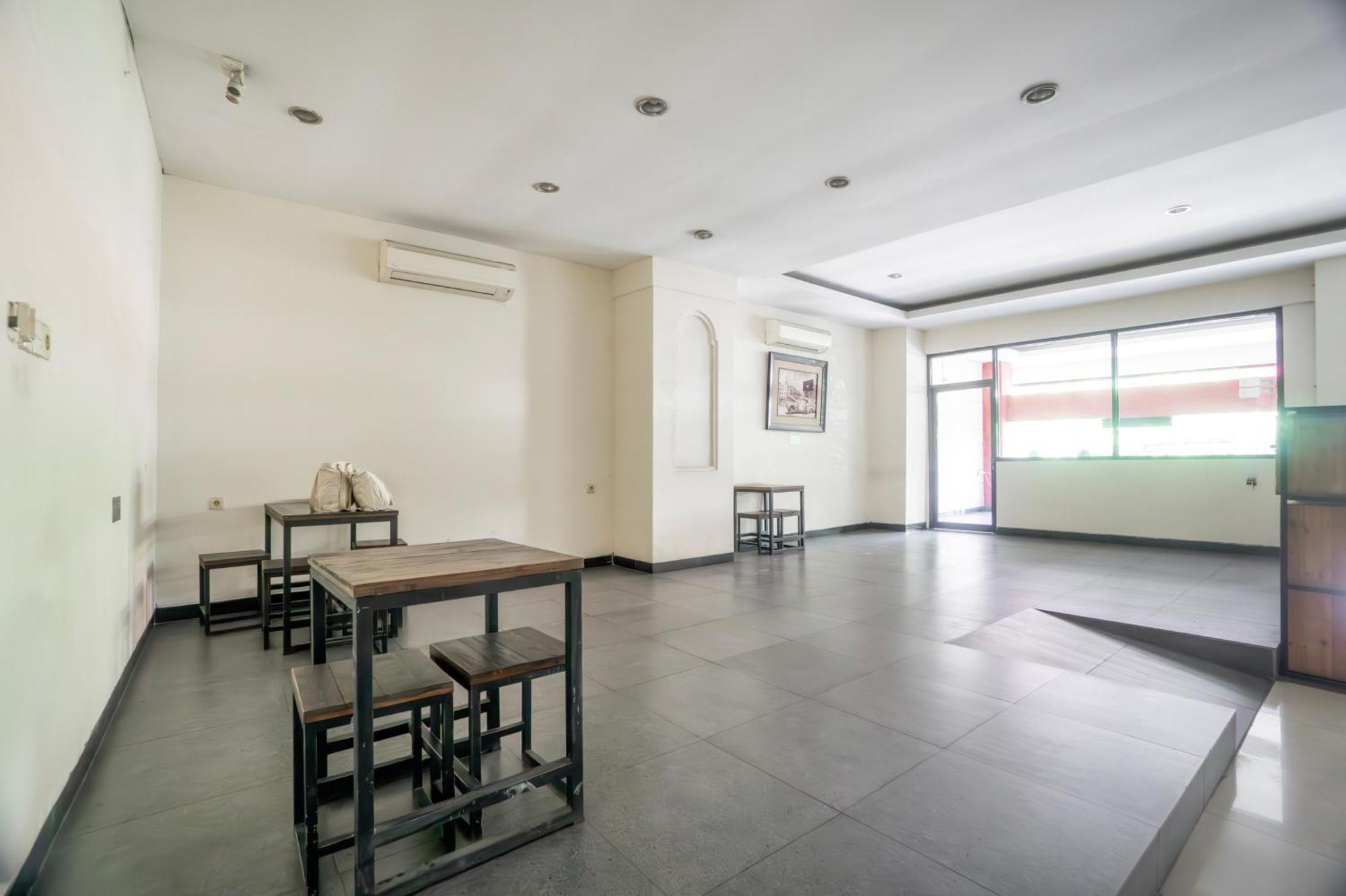 OYO 491 Uno Hotel Surabaya Exterior foto