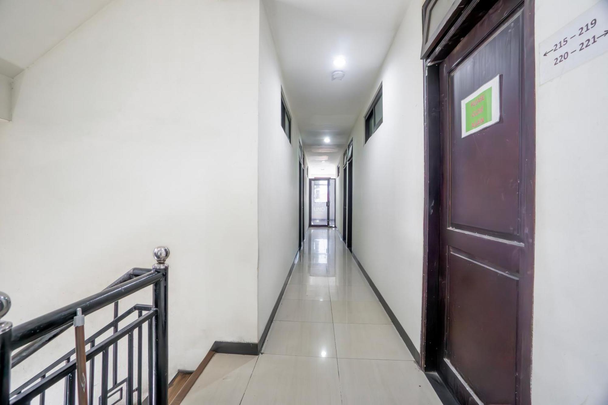 OYO 491 Uno Hotel Surabaya Exterior foto